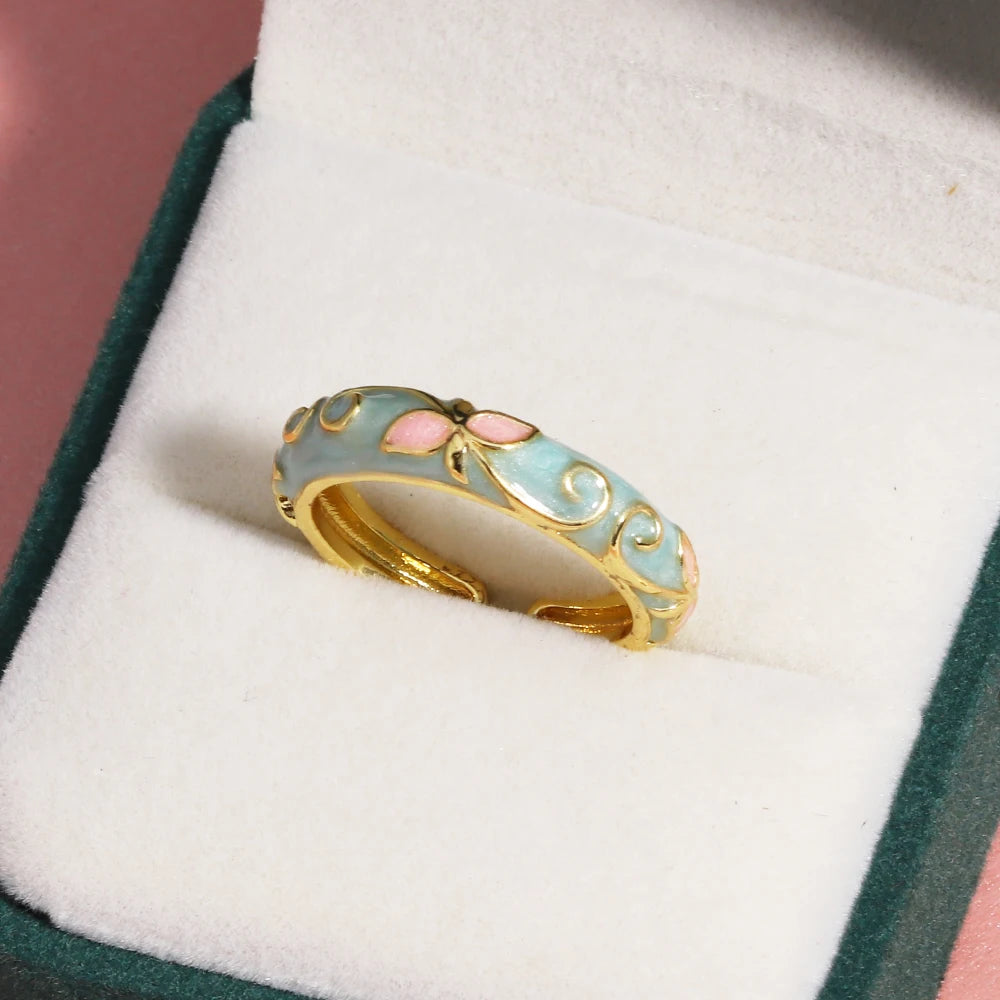 Minimalist Gold-color Geometric Rings
