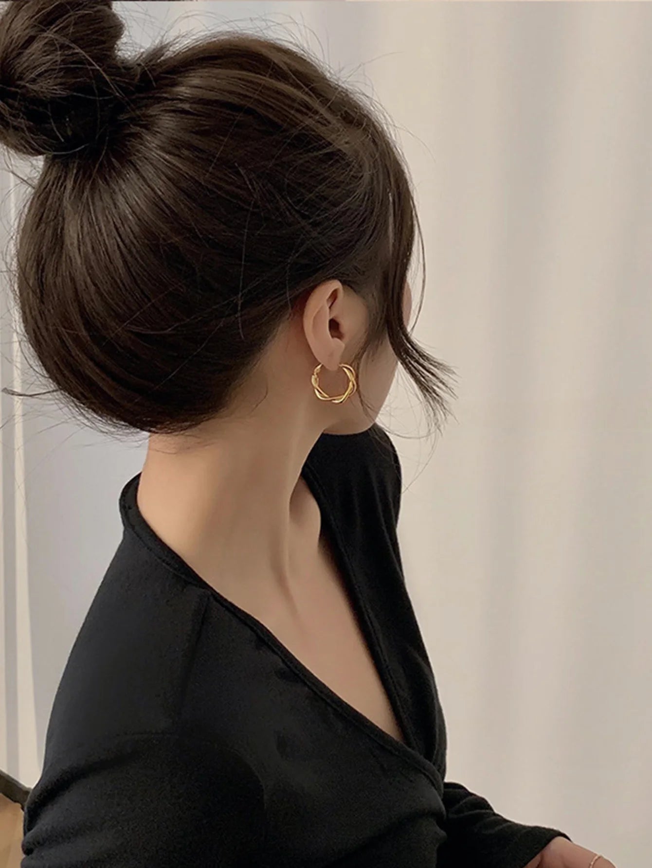 Earrings for Women with a Light Luxury