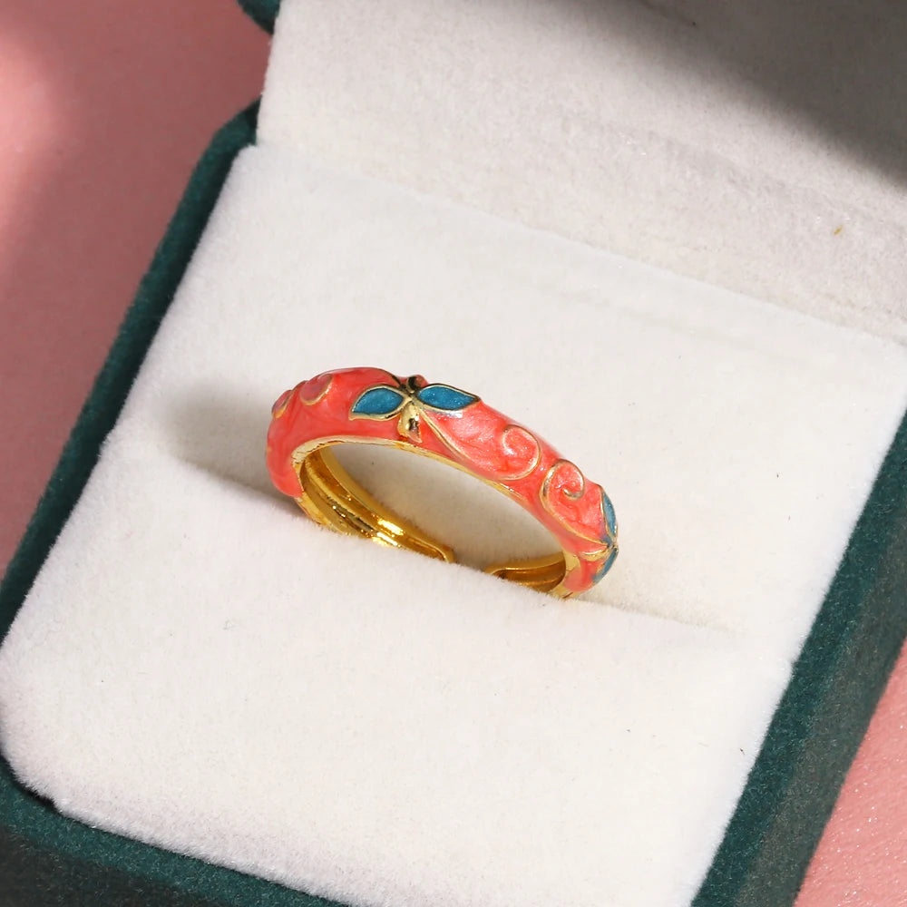 Minimalist Gold-color Geometric Rings