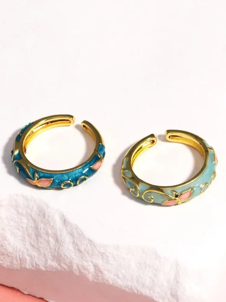 Minimalist Gold-color Geometric Rings