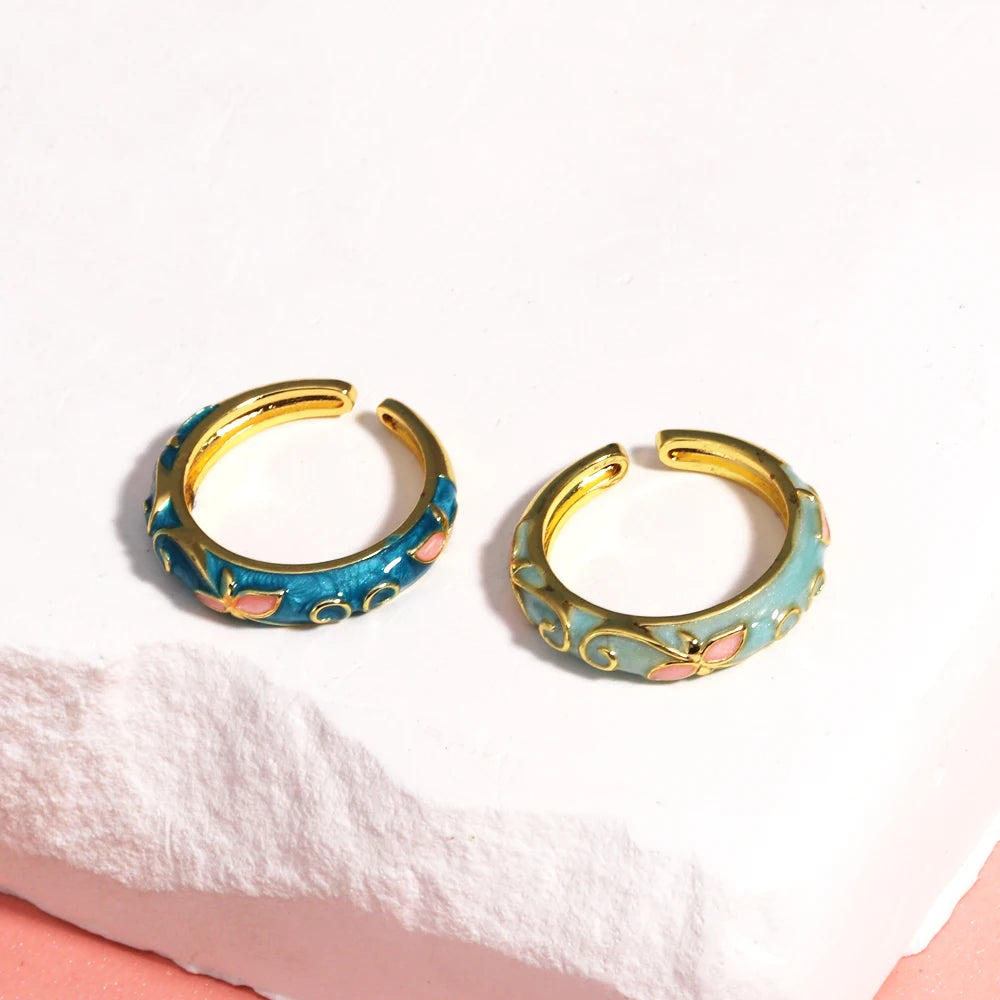 Minimalist Gold-color Geometric Rings