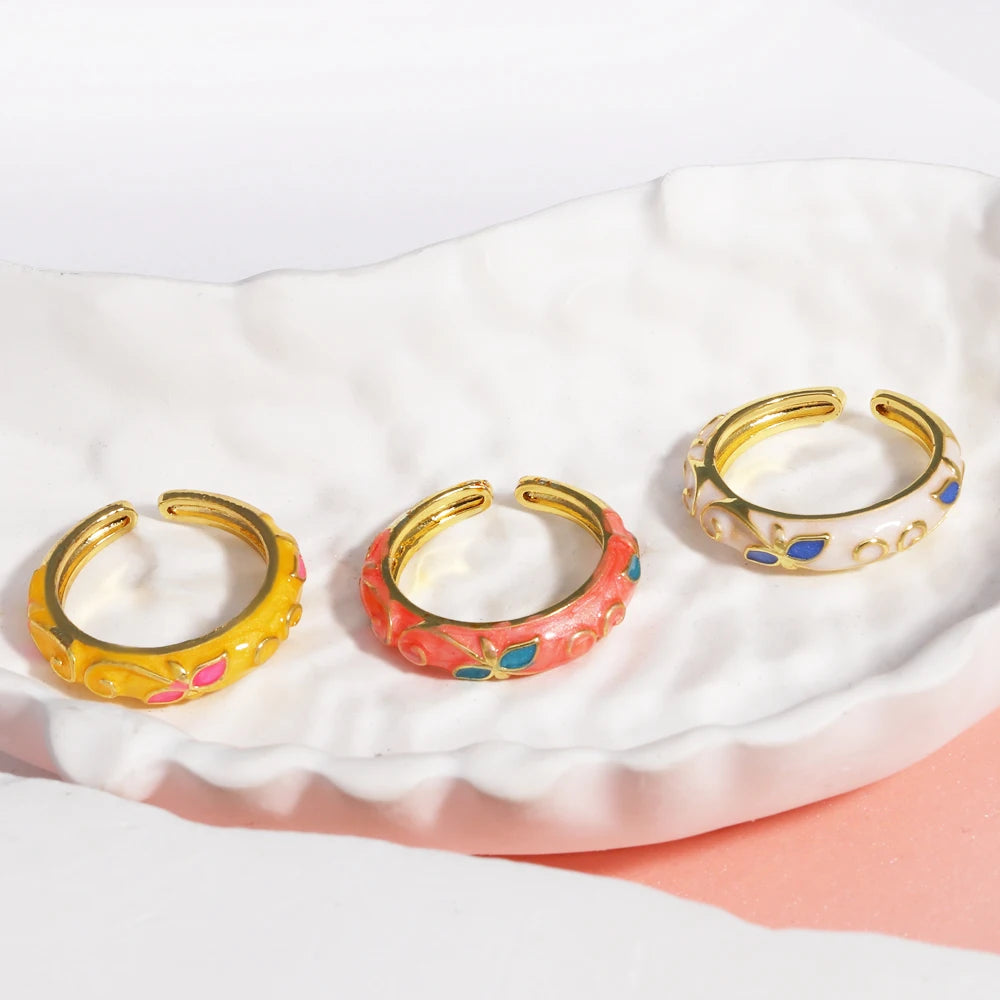 Minimalist Gold-color Geometric Rings