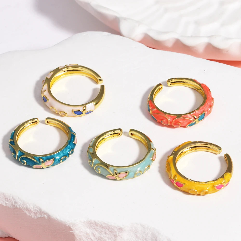 Minimalist Gold-color Geometric Rings