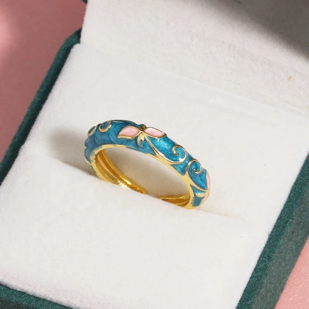 Minimalist Gold-color Geometric Rings